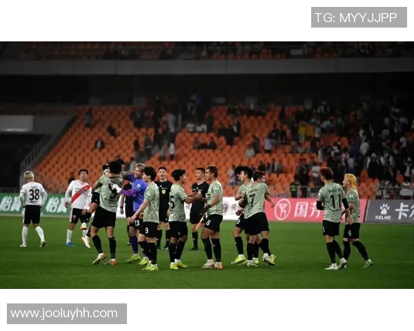 足球明星因强劲射门被誉为迫击炮引发球迷热议与关注